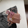 Sac bandoulière rose en cuir PU avec serrure dorée et foulard sur un décor minimaliste - Rose