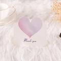 Biglietto di ringraziamento a cuore rosa e viola su sfondo di peluche con tazza di tè - Rosa Viola (Fresco)
