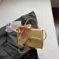 Sac bandoulière vintage jaune pâle avec foulard décoratif et fermoir rotatif doré - Jaune