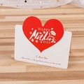 Primo piano del biglietto d'auguri per la festa della mamma con un cuore rosso sul tavolo - Rosso (Buona Festa della Mamma)