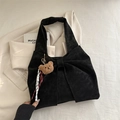 Cabas en daim noir avec grand nœud et breloque ours en peluche sur blazer blanc - Noir Avec Pendentif
