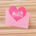 Biglietto rosa per la Festa della Mamma con cuore su sfondo in legno testurizzato - Rosa (Buona Festa della Mamma)