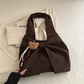 Grand sac cabas marron foncé à texture mate et nœud décoratif surdimensionné - Marron avec Pendentif