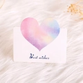 Dettaglio di un biglietto regalo bianco con cuore arcobaleno e testo Best Wishes - Migliori Auguri (Cangiante)