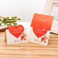 Dettaglio di biglietti di San Valentino con cuori rossi e orsetti su un tavolo di legno - San Valentino (Rosso)