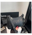 Dettaglio borsa sottobraccio nera vintage con catena dorata e chiusura a zip - Nero