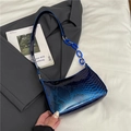 Schultertasche mit blauem Schlangenmuster-Farbverlauf und modischer Acrylkette - Blau