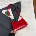 Rote Umhängetasche mit Schlangenmuster und passender Acrylkette auf schickem Hintergrund - Rot
