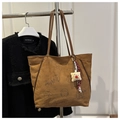 Dettaglio della grande borsa tote marrone con stampe cartoon e ciondolo a stella in peluche - Marrone (Con Ciondolo)
