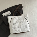 Borsa tote in tela bianca con finiture in pelle marrone scuro e graffiti fatti a mano - Senza Ciondolo / Bianco