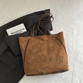Borsa tote in camoscio marrone con scarabocchi di cartoni animati e tracolla casual - Senza Ciondolo / Marrone
