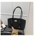 Detalle de bolso tote acolchado negro con logo dorado y correa de hombro redonda - Estilo Acolchado / Estilo 2 Negro
