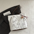 Borsa tote in tela bianca con stampe di cartoni animati e dettagli in pelle marrone - Con Ciondolo / Bianco