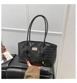 Detalle de bolso negro grabado en cocodrilo con placa dorada y diseño de correas anudadas - Estilo con Patrón de Cocodrilo / Estilo 1 Negro