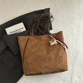 Borsa tote marrone in finta pelle scamosciata con graffiti neri e ciondolo peluche - Con Ciondolo / Marrone