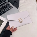 Elegante lila Briefumschlag-Clutch aus Saffiano-Leder mit goldener Schnalle - Weiß