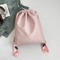 Mochila tipo cubo rosa minimalista con cordón y correas sedosas en vista plana - Rosa