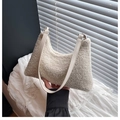 Détail de la texture en peau de mouton synthétique écrue et bandoulière en cuir du sac - Blanc