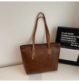 Dettaglio ravvicinato della borsa tote marrone retrò con trama in pelle e fibbie in metallo dorato - Marrone