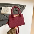 Retro burgundy matte shoulder bag with gold hardware and top handles in chic setting - One Size / Red