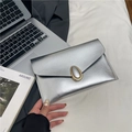 Silberne Umschlag-Clutch mit gebürsteter Metalltextur und goldener ovaler Schnalle - Silber