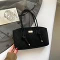 Elegante borsa a tracolla trapuntata nera con texture opaca e placca dorata - Motivo Trapuntato Nero (Stile 2 Nero)