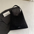 Grand sac cabas noir givré avec inscription tendance dans un cadre chic professionnel - Noir