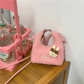 Détail du sac bandoulière en peluche rose avec écusson lapin et broderie Cutie - Rose