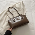 Elegante bolso tote de charol marrón brillante con herrajes dorados para uso diario - Marrón