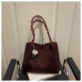 Detail der dunkelroten Shopper-Tasche mit Leopardenmuster und dickem Webgriff - Mit Anhänger / Rot