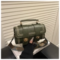 Détails du sac Boston vert foncé avec rivets dorés et large bandoulière à motifs - Vert