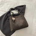 Grand sac cabas léopard avec anses en corde vert foncé et breloque pompon décorative - Avec Pendentif / Vert