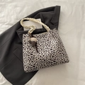 Grand sac cabas léopard avec anses tressées et accessoire breloque glace en peluche - Avec Pendentif / Blanc