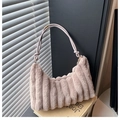 Detail der lila Plüsch-Handtasche mit vertikalen Pelzstreifen und feinem Lederriemen - Khaki