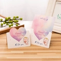 Biglietto di San Valentino rosa con cuore e simpatico maialino su tavolo in legno - San Valentino (Cangiante)