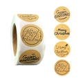 Makroaufnahme der runden Merry Christmas Aufkleber aus Kraftpapier für Weihnachtsverpackungen - Kraftpapier Schwarzer Text