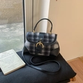 Détail du sac rétro en laine à carreaux noir et blanc avec boucle dorée et lanière - Noir