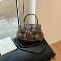 Détail du sac selle rétro en tissu écossais vert avec boucle fer à cheval dorée - Vert