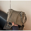 Nahaufnahme der olivgrünen matten Beuteltasche mit kleinem DopinQue Metal-Logo - Grün