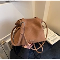 Detail der karamellbraunen Beuteltasche mit Falten-Design und Silberschnalle - Braun