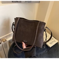 Detail der matt dunkelbraunen Eimertasche mit Markenlogo und zwei Schultergurten - Kaffeebraun