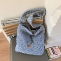 Sac fourre-tout bleu clair en molleton avec bandoulière à carreaux et étiquette - Bleu