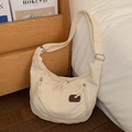 Borsa a tracolla a mezzaluna in nylon beige minimalista con cerniere argentate lucide - Bianco