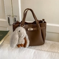 Sac seau marron foncé en cuir grainé avec fermoir argenté et pendentif lapin gris - Café avec Pendentif