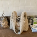 Sac fourre-tout beige en peluche avec étiquette en cuir et doublure à carreaux - Kaki