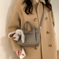 Sac seau en cuir gris foncé avec fermoir argenté, bandoulière et pendentif lapin - Gris Éléphant avec Pendentif