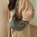 Borsa a tracolla vintage in tela verde oliva con ampia tracolla regolabile e fibbia - Verde