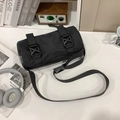 Modische schwarz-weiß karierte Zylindertasche mit verstellbaren Schnallenriemen für Damen - Schwarz
