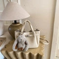 Sac seau chic blanc crème grainé avec pendentif lapin en peluche marron élégant - Beige Avec Charme