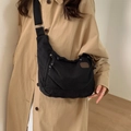 Sac à bandoulière vintage en toile noire avec patch en cuir brun et large sangle - Noir